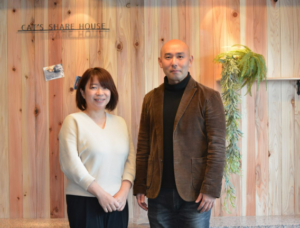 代表の内野匡裕さん（右）と奥様（写真はすべて彩 ファクトリー提供）