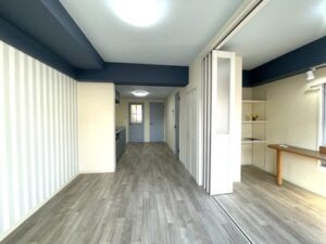 施工事例―キッチン・和室2間をLDKと折れ戸で仕切れるワークスペースに間取り変更